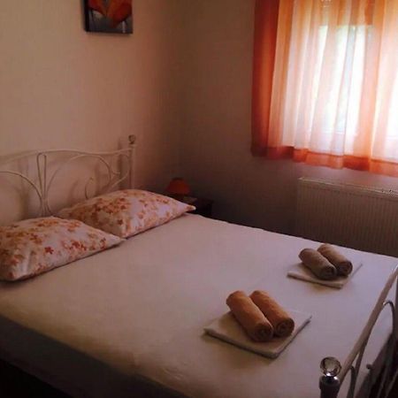Apartments And Rooms Ognjen - Family Apartments With Free Parking Бетина Экстерьер фото