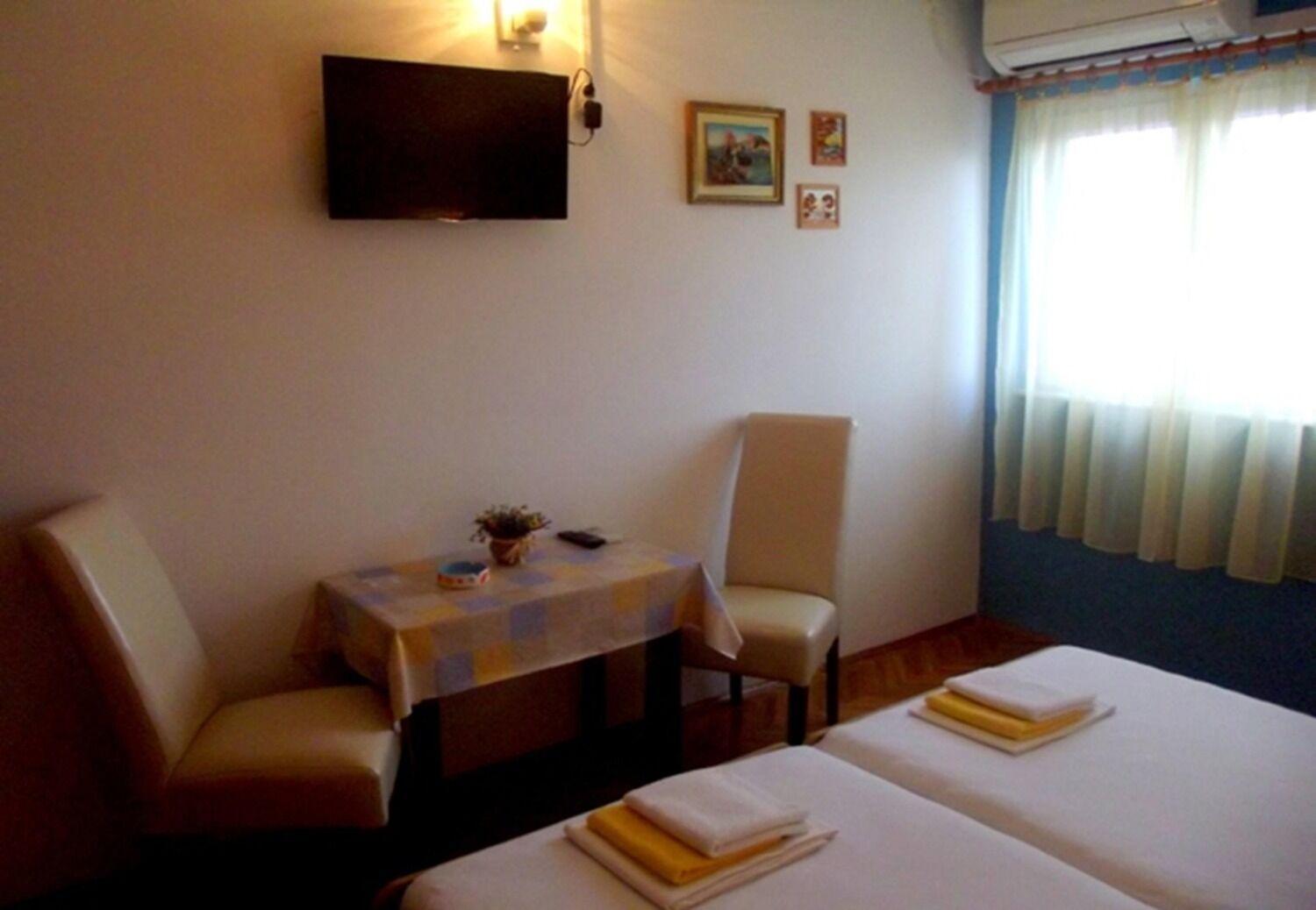 Apartments And Rooms Ognjen - Family Apartments With Free Parking Бетина Экстерьер фото