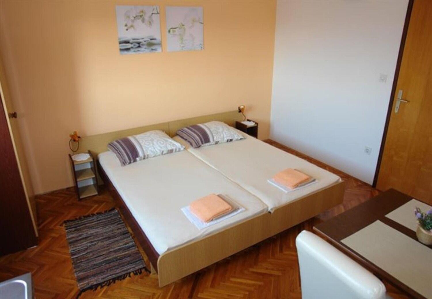 Apartments And Rooms Ognjen - Family Apartments With Free Parking Бетина Экстерьер фото