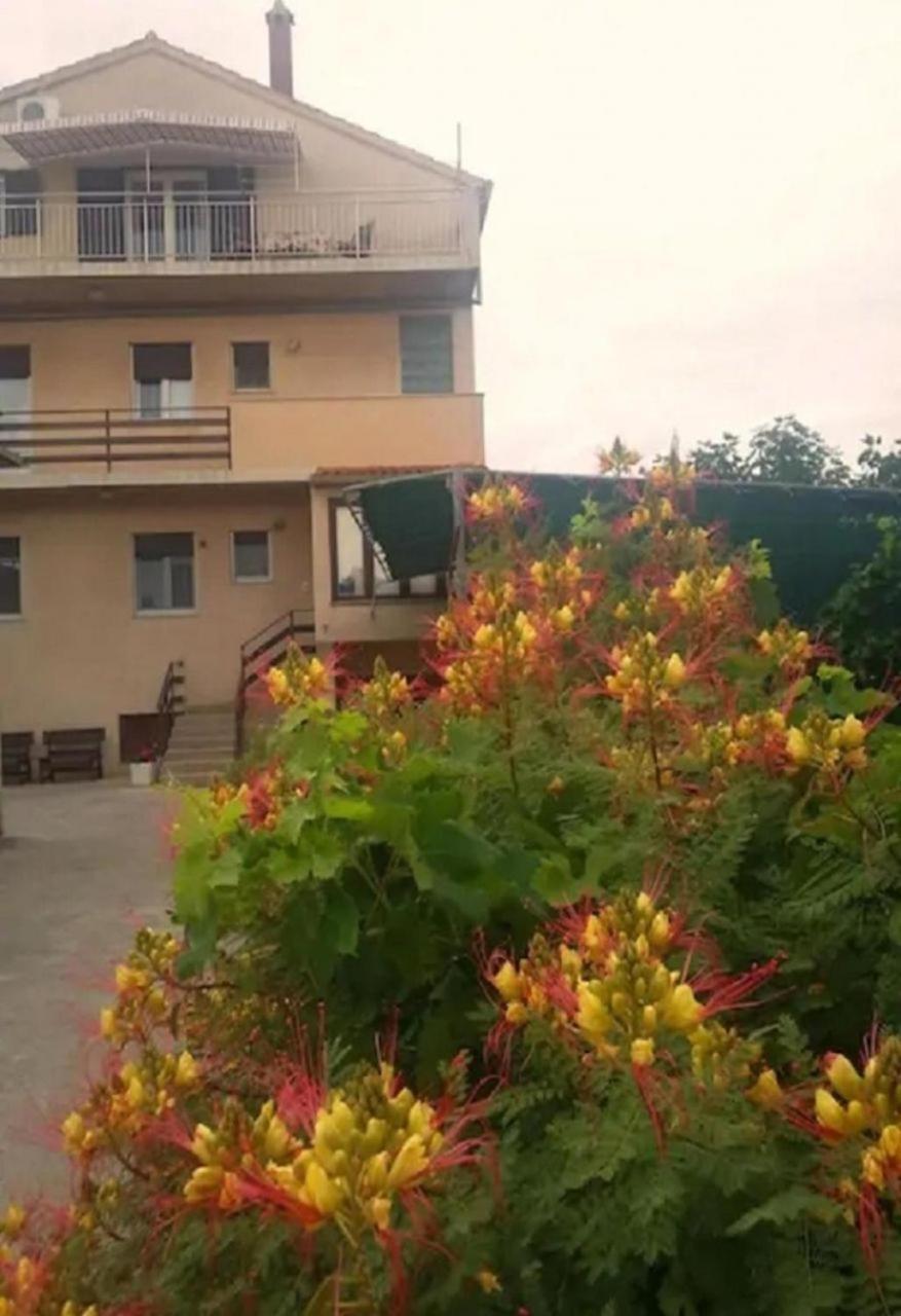 Apartments And Rooms Ognjen - Family Apartments With Free Parking Бетина Экстерьер фото